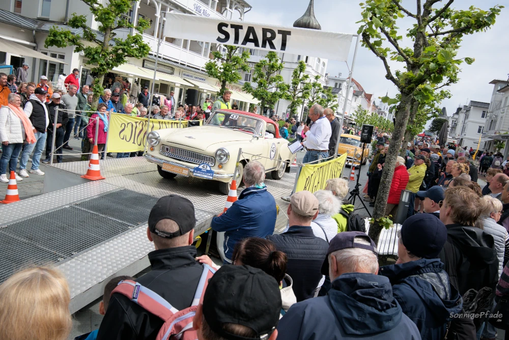Startrampe der Rügen Classics 2025 in der Hauptstraße von Binz mit viel Publikum