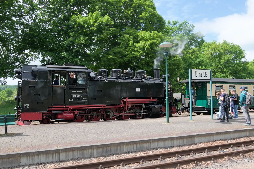 Dampflok BR 99 beim Kuppeln am Bahnhof Binz