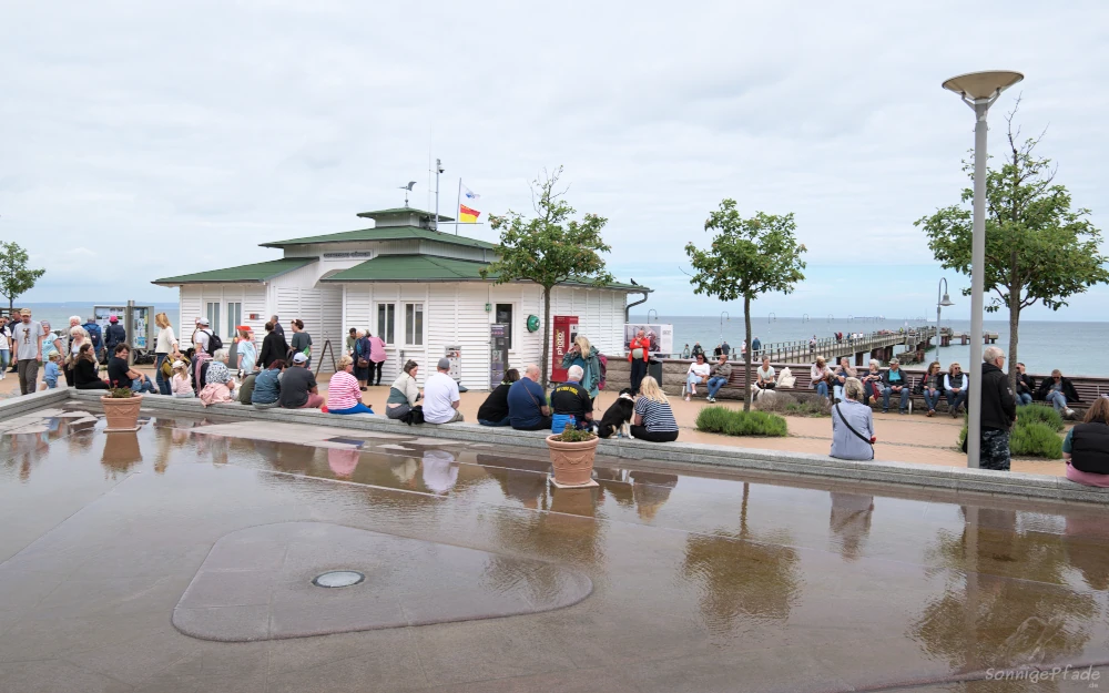Seebrücke Göhren - Urlauber warten auf die Ankunft der Rügen Classics 2025