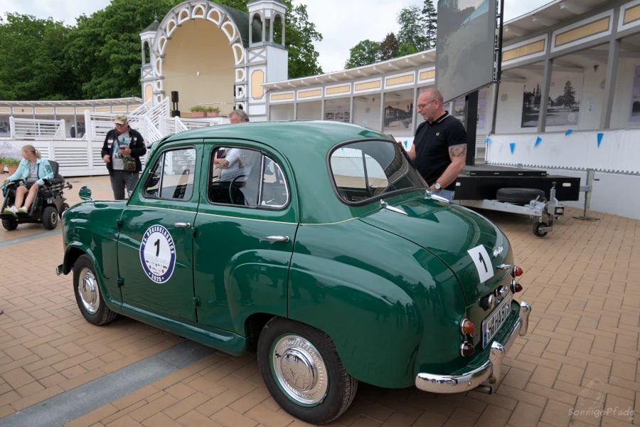 Ankunft von Fahrzeugen der Rügen Classics 2025 an der Freilichtbühne in Göhren