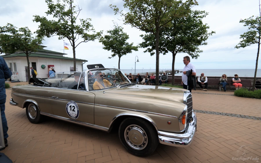 Ankunft von Fahrzeugen der Rügen Classics 2025 an der Seebrücke in Göhren