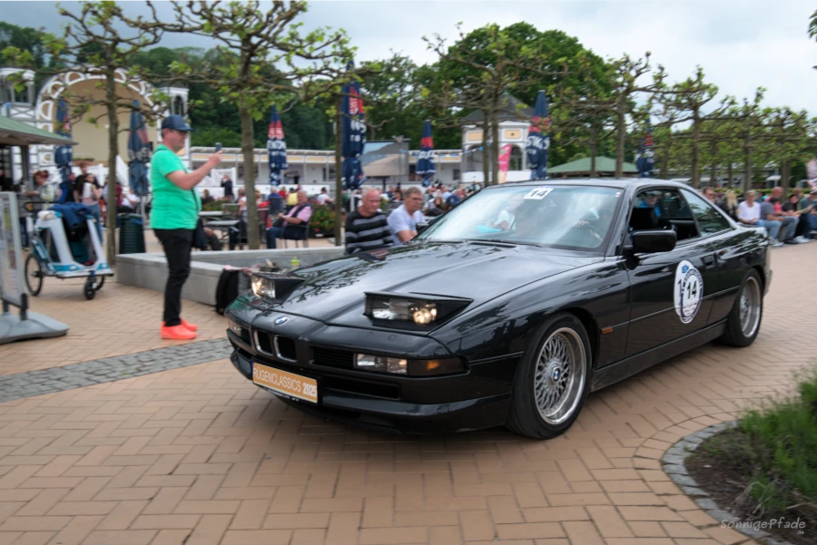 Ankunft von Fahrzeugen der Rügen Classics 2025 an der Freilichtbühne in Göhren