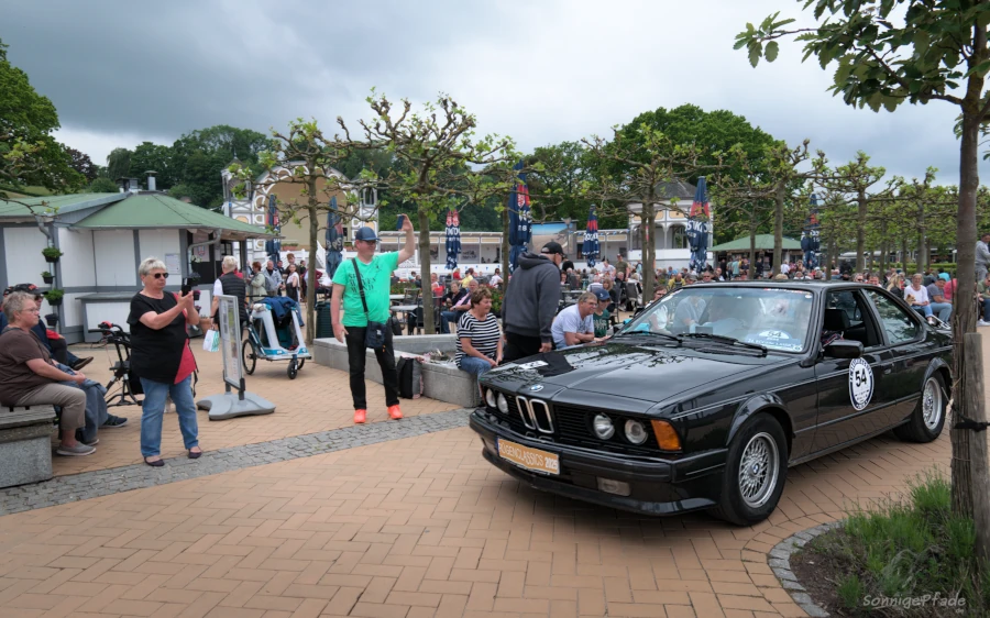 Ankunft von Fahrzeugen der Rügen Classics 2025 an der Freilichtbühne in Göhren