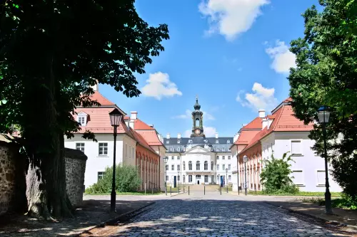 Die Hauptsichtachse von Osten mit Blick auf Hof Risalit und Dachturm