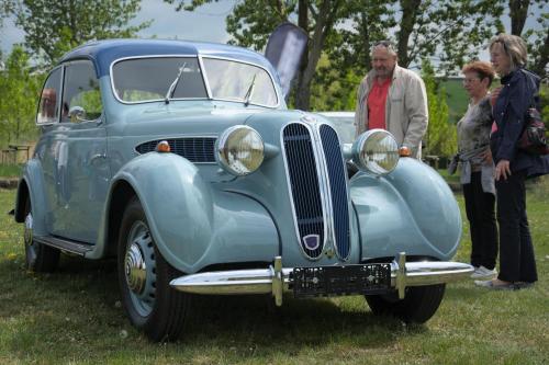 BMW 321 von 1949 aus dem Eisenacher Motorenwerk (EMW) in Thüringen, nach dem Neuaufbau erstmals bewundert beim Magdeburger Oldtimertag im Elbauenpark