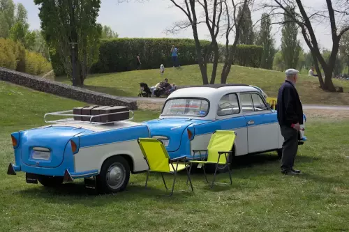 Trabant 500 blau - weiß mit Anhänger aus einem Heckteil des Trabant 500, farblich abgestimmt