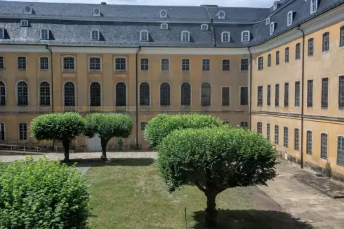 Ehrenhof mit Ballsaal - Flügel im Jagdschloß Hubertusburg, Sachsen