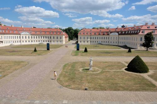 Der Paradehof der Hubertusburg in Front des Palastes