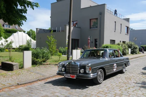 Oldtimer classic Rund um Berlin 2025 - Am Bauhaus Dessau