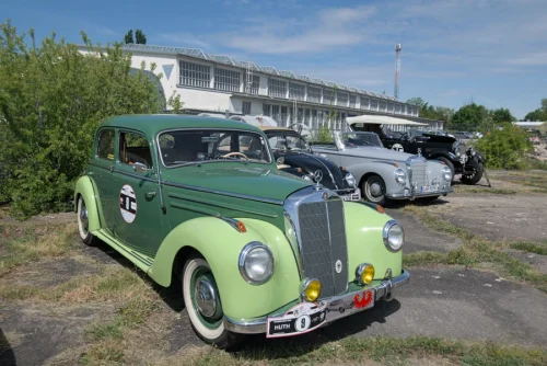 Oldtimer classic Rund um Berlin 2025 - Am Hugo Junkers Museum in Dessau