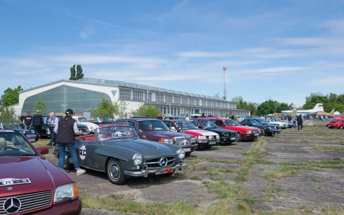Oldtimer classic Rund um Berlin 2025 - Am Hugo Junkers Museum in Dessau