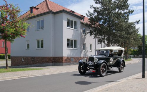 Oldtimer classic Rund um Berlin 2025 - Am Bauhaus Dessau