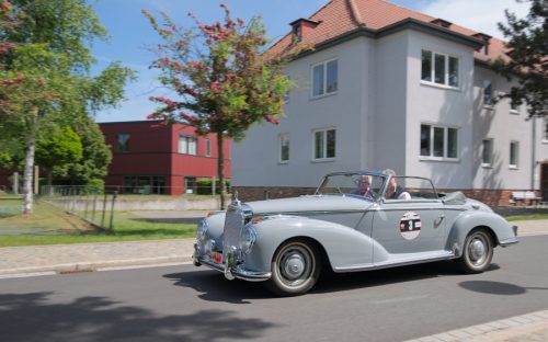 Oldtimer classic Rund um Berlin 2025 - Am Bauhaus Dessau