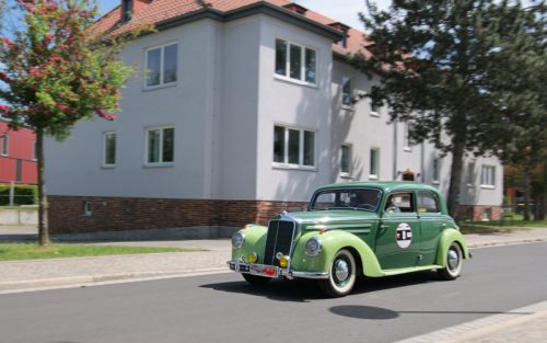 Oldtimer classic Rund um Berlin 2025 - Am Bauhaus Dessau