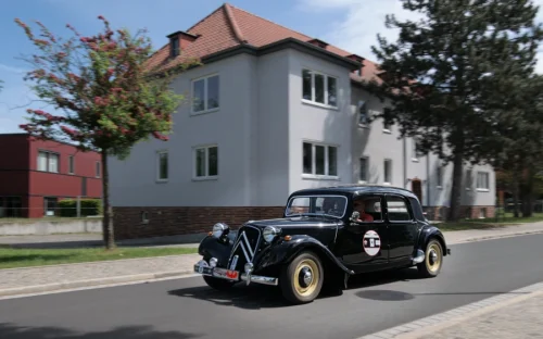 Oldtimer classic Rund um Berlin 2025 - Am Bauhaus Dessau