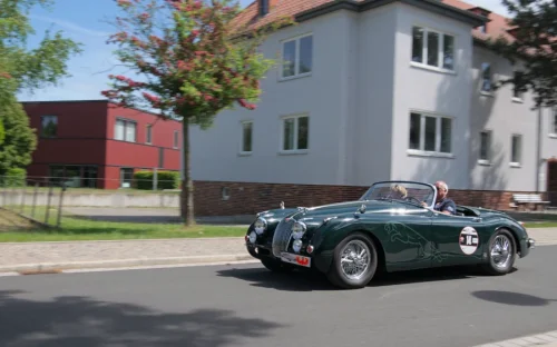 Oldtimer classic Rund um Berlin 2025 - Am Bauhaus Dessau