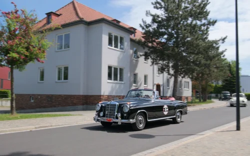 Oldtimer classic Rund um Berlin 2025 - Am Bauhaus Dessau