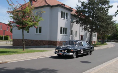 Oldtimer classic Rund um Berlin 2025 - Am Bauhaus Dessau