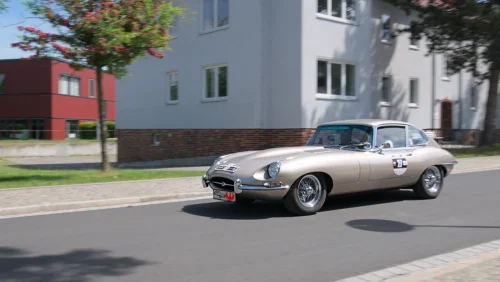 Oldtimer classic Rund um Berlin 2025 - Am Bauhaus Dessau