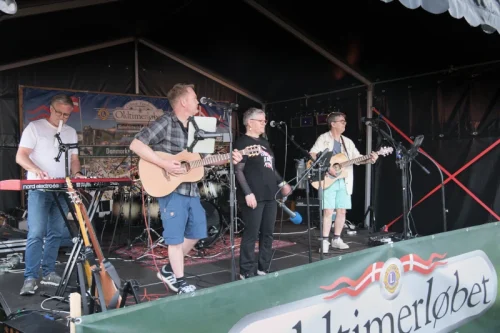 Eine live - Band spielt auf dem Oldtimerløbet Gråsten 2025 - Dänemark
